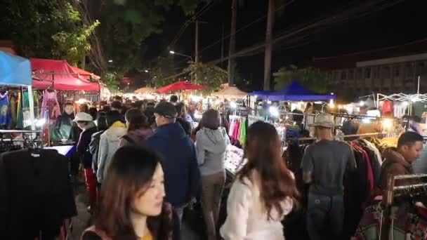 Zatłoczeni Ludzie Spacerujący Nocnym Targu Styl Życia Nocy Ulicy Chiangmai — Wideo stockowe