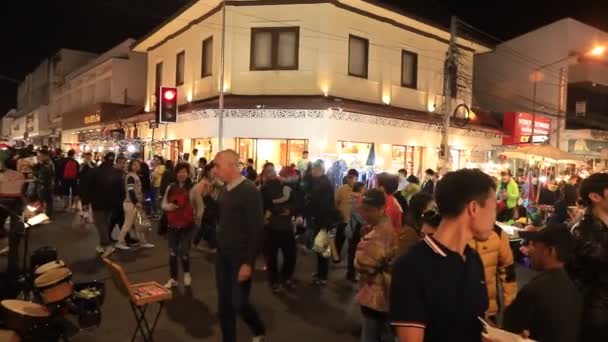 Oameni Aglomerați Mergând Piața Străzilor Noapte Stilul Viață Noaptea Stradă — Videoclip de stoc