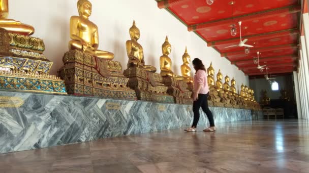 Asian Woman Look Golden Buddha Temple Wat Pho Bangkok Tailândia — Vídeo de Stock