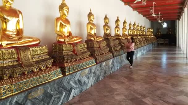 Asian Woman Look Golden Buddha Temple Wat Pho Bangkok Tailândia — Vídeo de Stock