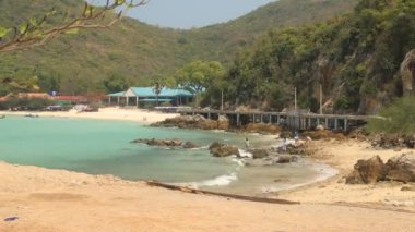 Güzel, küçük bir kumsalın zaman aşımı.