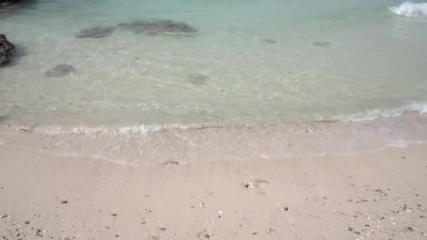 Agua Del Mar Muy Clara Olas Playa Arena Blanca — Vídeo de stock
