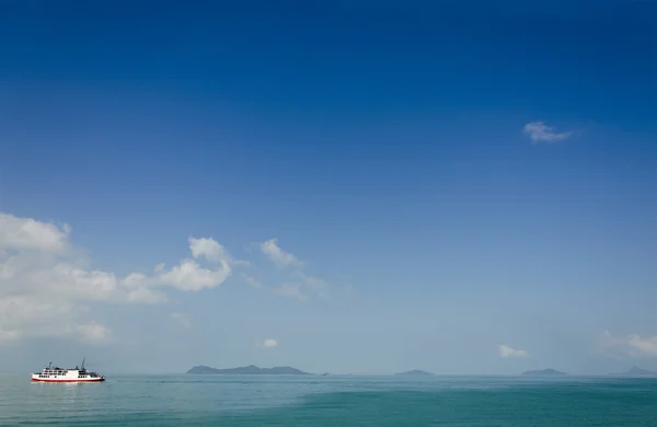 Ruhiges Meer Mit Leerem Blauen Himmel — Stockfoto