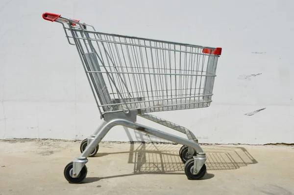 Beyaz Arkaplanda Boş Alışveriş Aracı — Stok fotoğraf