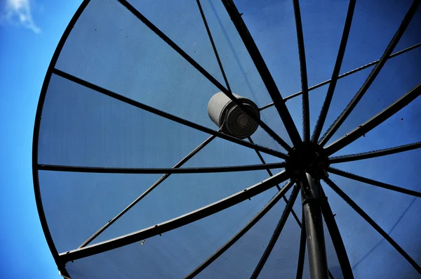 Antena de sattelita y fondo azul — Foto de Stock