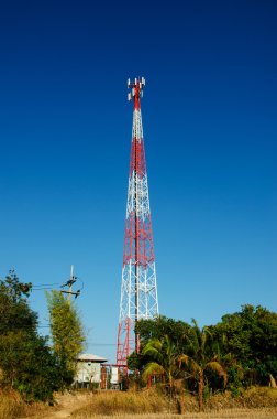 Mavi gökyüzü ile mobil telekomünikasyon mesaj