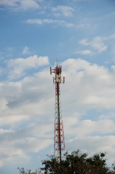 Mobiele telecommunicatie post met blauwe hemel. — Stockfoto
