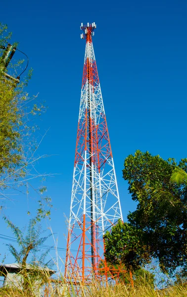 Posto de telecomunicações móveis com céu azul — Fotografia de Stock