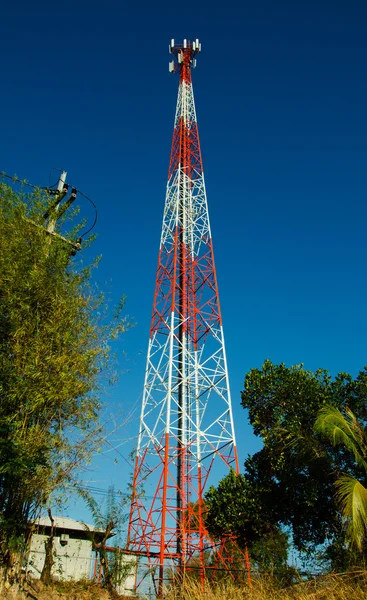 Alto posto de telecomunicações móveis — Fotografia de Stock