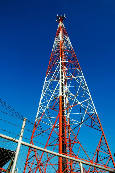 Fechar o posto de telecomunicações móveis — Fotografia de Stock