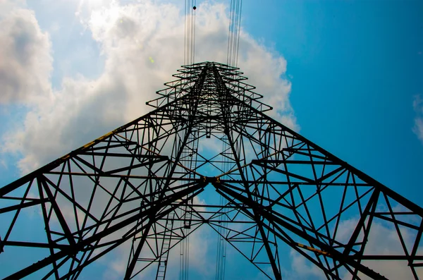 Eletricidade pólo de alta tensão e céu — Fotografia de Stock