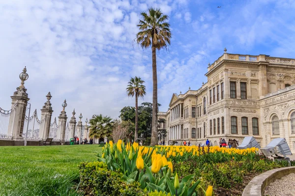 Dolmabahce-Palastgärten im Frühling lizenzfreie Stockfotos