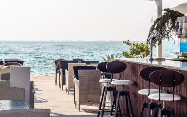 Deniz kenarında boş kafe