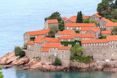Karadağ 'ın Budva kenti yakınlarındaki Sveti Stefan adası