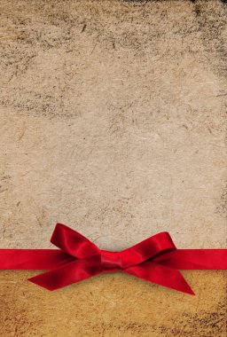 Kırmızı kurdele yay altın dokulu kağıt üzerinde
