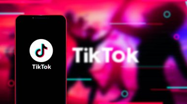 İnternette popüler bir sosyal ağ olan TIK TOK logosuna sahip akıllı telefon. ABD, Kanada, 27 Kasım 2020