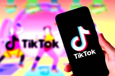 İnternette popüler bir sosyal ağ olan TIK TOK logosuna sahip akıllı telefon. ABD, Kanada, Çarşamba, 27 Kasım 2021