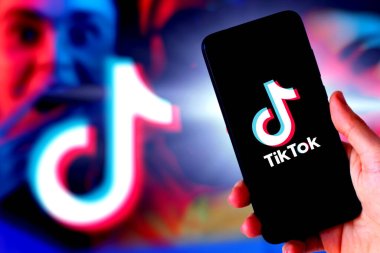 İnternette popüler bir sosyal ağ olan TIK TOK logosuna sahip akıllı telefon. ABD, Kanada, Çarşamba, 27 Kasım 2021