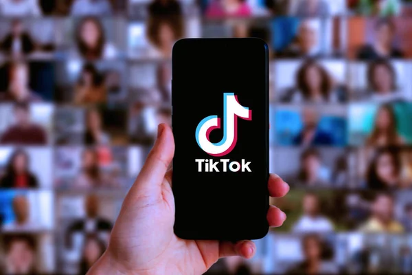 Смартфон Логотипом Tik Tok Популярной Социальной Сети Интернете Сша Канада — стоковое фото