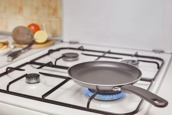 Empty pan on the stove — Stock Photo, Image