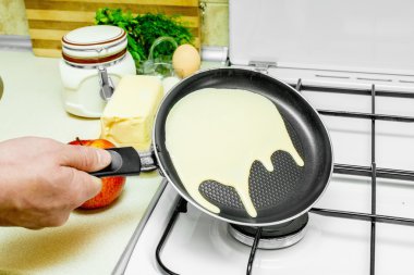 Mutfakta krep pişirme