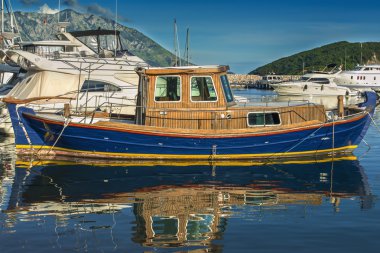 iskelede su ahşap tekne