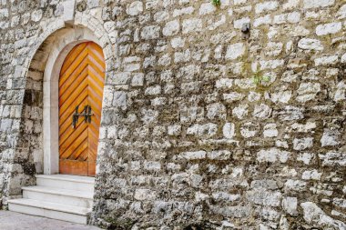 bir kapı ile eski taş duvar