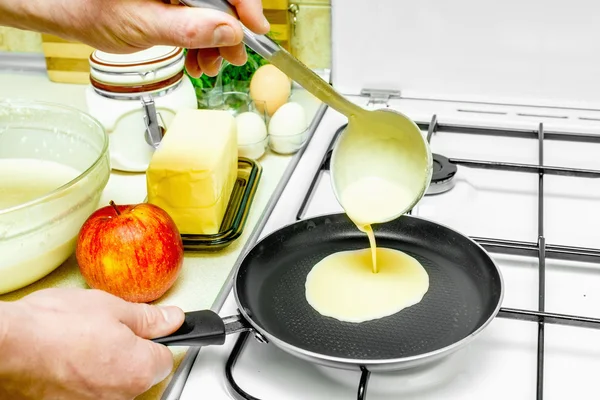 Pfannkuchen kochen in der Küche — Stockfoto