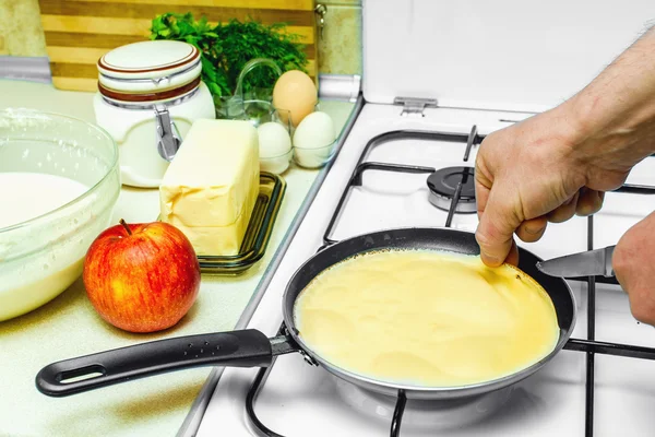 Pfannkuchen kochen in der Küche — Stockfoto