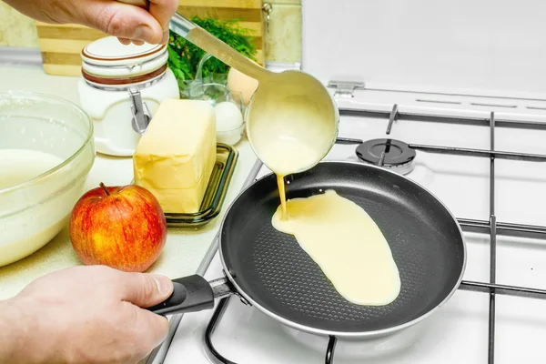 Pfannkuchen kochen in der Küche — Stockfoto