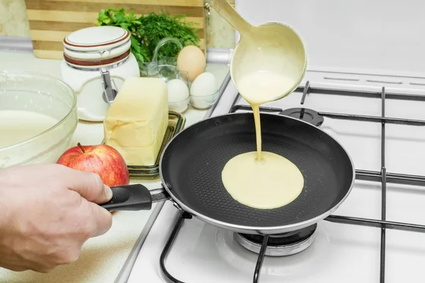 Pfannkuchen kochen — Stockfoto