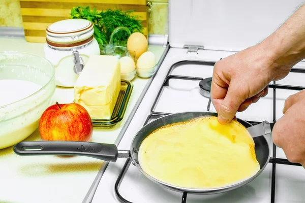 Pfannkuchen kochen in der Küche — Stockfoto