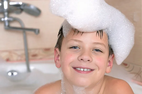 Chlapeček, spokojený s vodou, ve vaně v koupelně Royalty Free Stock Obrázky