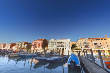 güneşli bir gün teknelerle Venedik Grand canal city. İtalya
