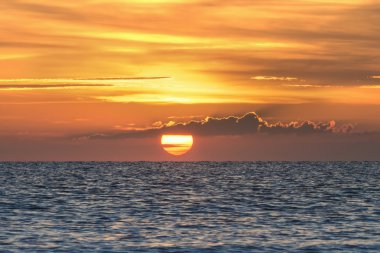 Ufukta denizin gündoğumu