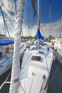 Yelkenli dock güneşli bir günde, yelkenli, Mediter önü