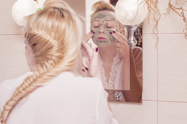 Girl puts facials — Stock Photo, Image