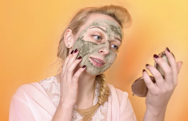 Girl puts facials — Stock Photo, Image