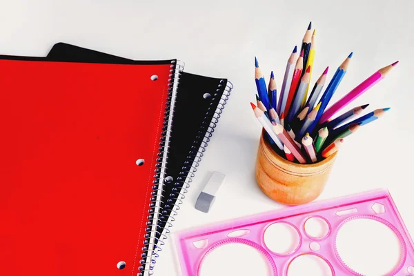 Cadernos e lápis, régua, borracha, papelaria conjunto escola — Fotografia de Stock