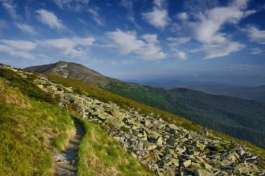 açık uzakta eski pol içinde yol boyunca Karpatlar