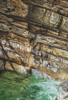 Denizin kenarında kayalık sahil