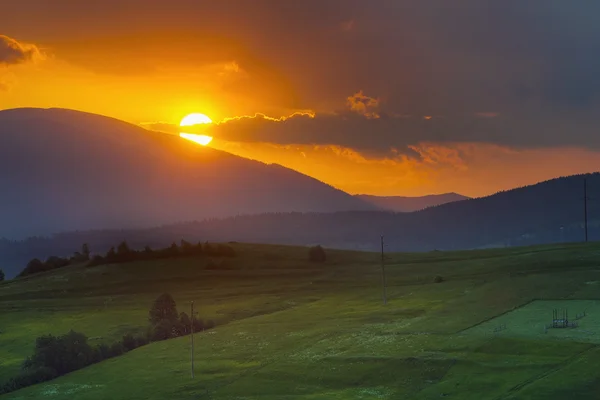 Lumière du soleil à travers les nuages — Photo