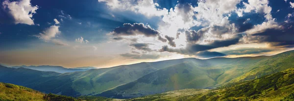 Dağlarda güzel güneşli yaz gün — Stok fotoğraf