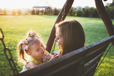 salıncak üzerinde anne kızıyla