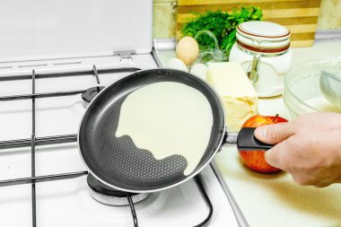 Mutfakta krep pişirme
