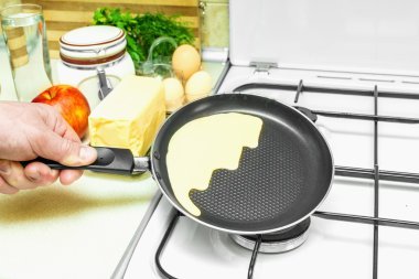 Mutfakta krep pişirme