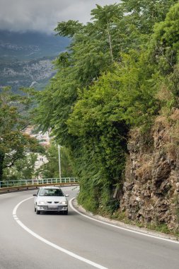 beyaz araba yol açmak olacak