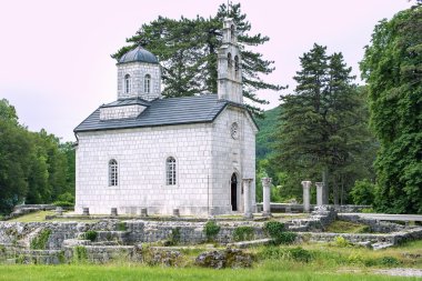 ormanda eski kilise