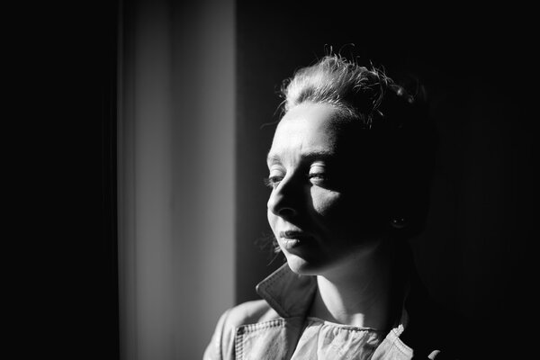 Черно-белый портрет девушки
