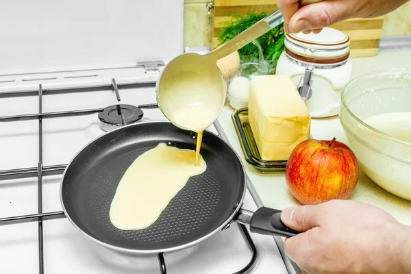 Pfannkuchen kochen in der Küche — Stockfoto